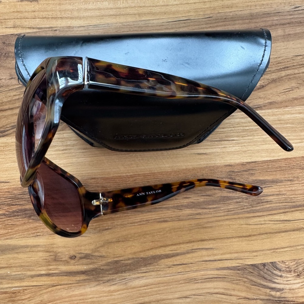 Ann Taylor Authentic Tortoise Shell Sunglasses - image 6